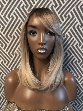 Sleek Layered Women's Wig in Blonde Ombre with Bangs